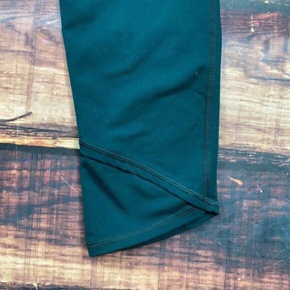 $5 SALE!  Old Navy Active Green Crops - Picture 6 of 7